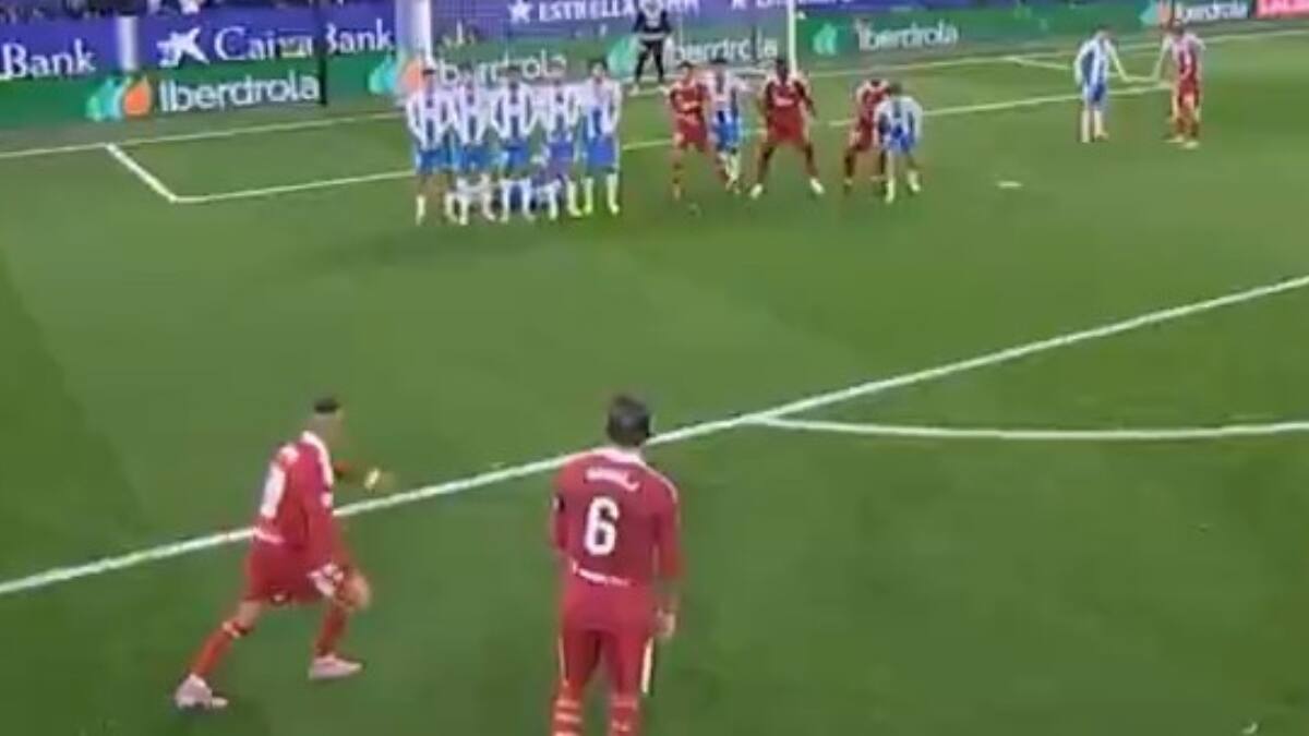 Era la última jugada del partido, Alexis Sánchez pidió patear y los hinchas del Sevilla estallaron en España