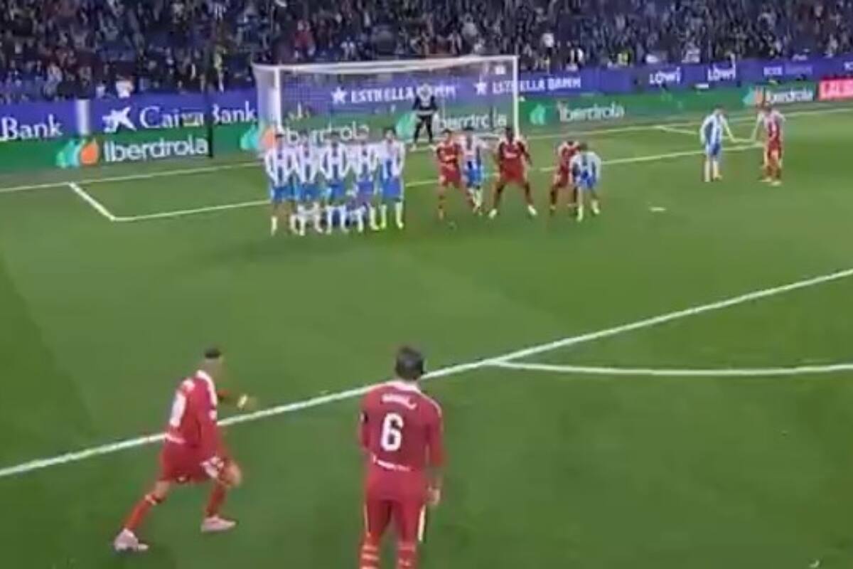 El chileno decidió jugar en corto en el último tiro libre del Sevilla.