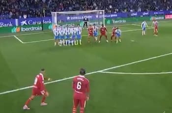 Era la última jugada del partido, Alexis Sánchez pidió patear y los hinchas del Sevilla estallaron en España