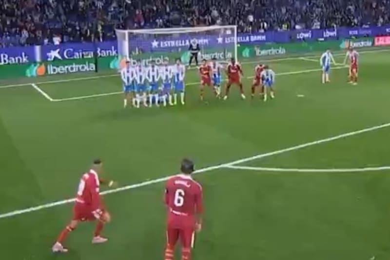 El chileno decidió jugar en corto en el último tiro libre del Sevilla.