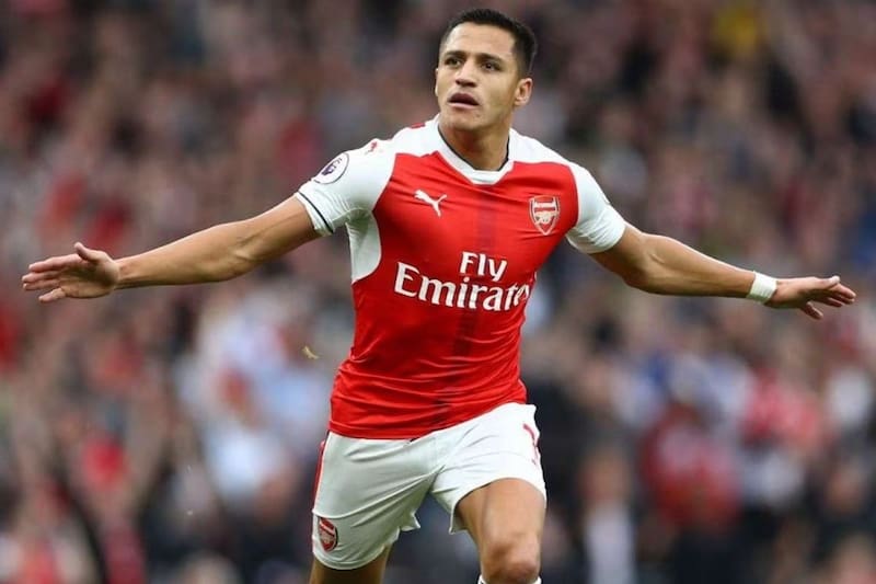 ganó 5 títulos con el Arsenal durante su estadía en Londres.
