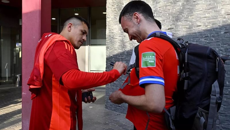 Alexis Sánchez firmando una camiseta en Parma. Foto: Marco Vasini