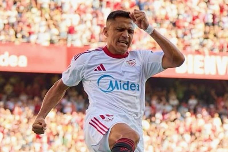 El atacante anotó el primer gol del Sevilla frente a FC Barcelona.