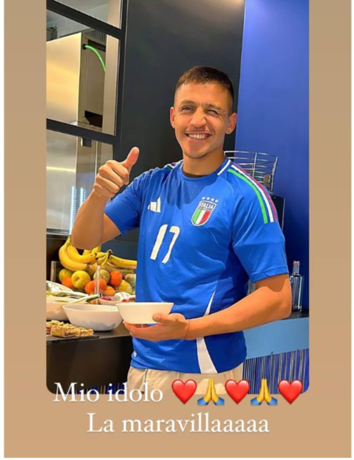 El chileno con la camiseta que le dio Davide Frattesi.