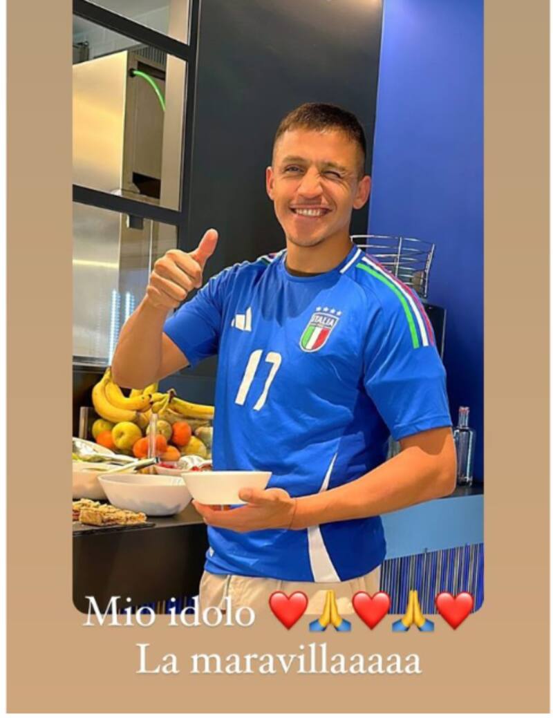 El chileno con la camiseta que le dio Davide Frattesi.