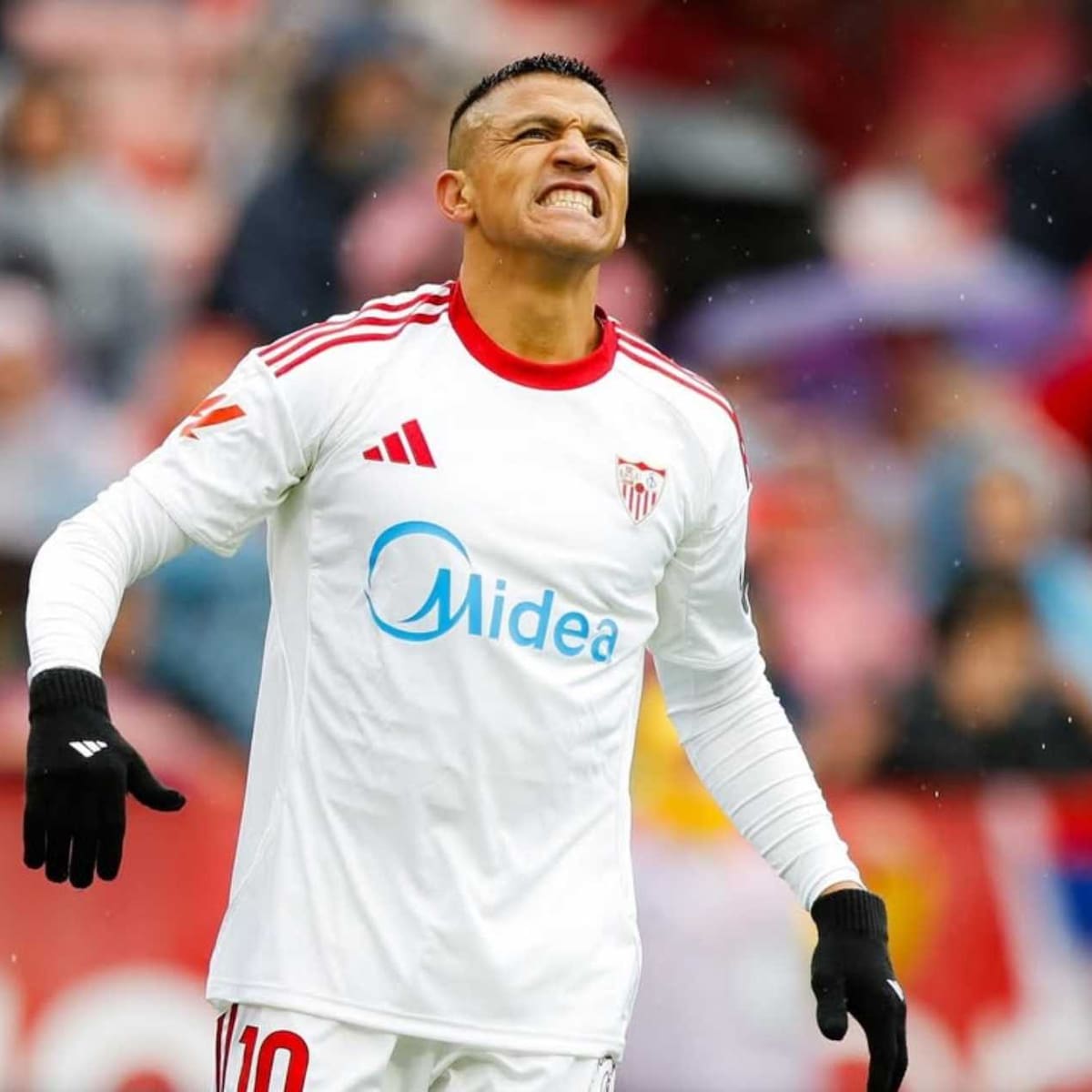 Cortado y al borde del descenso: el principio del fin para Alexis Sánchez en Sevilla