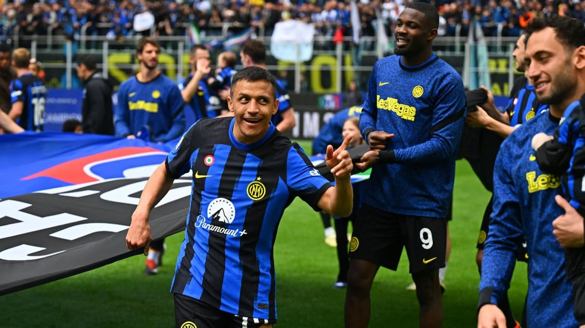 Alexis Sánchez festeja el nuevo Scudetto con el Inter de Milán.