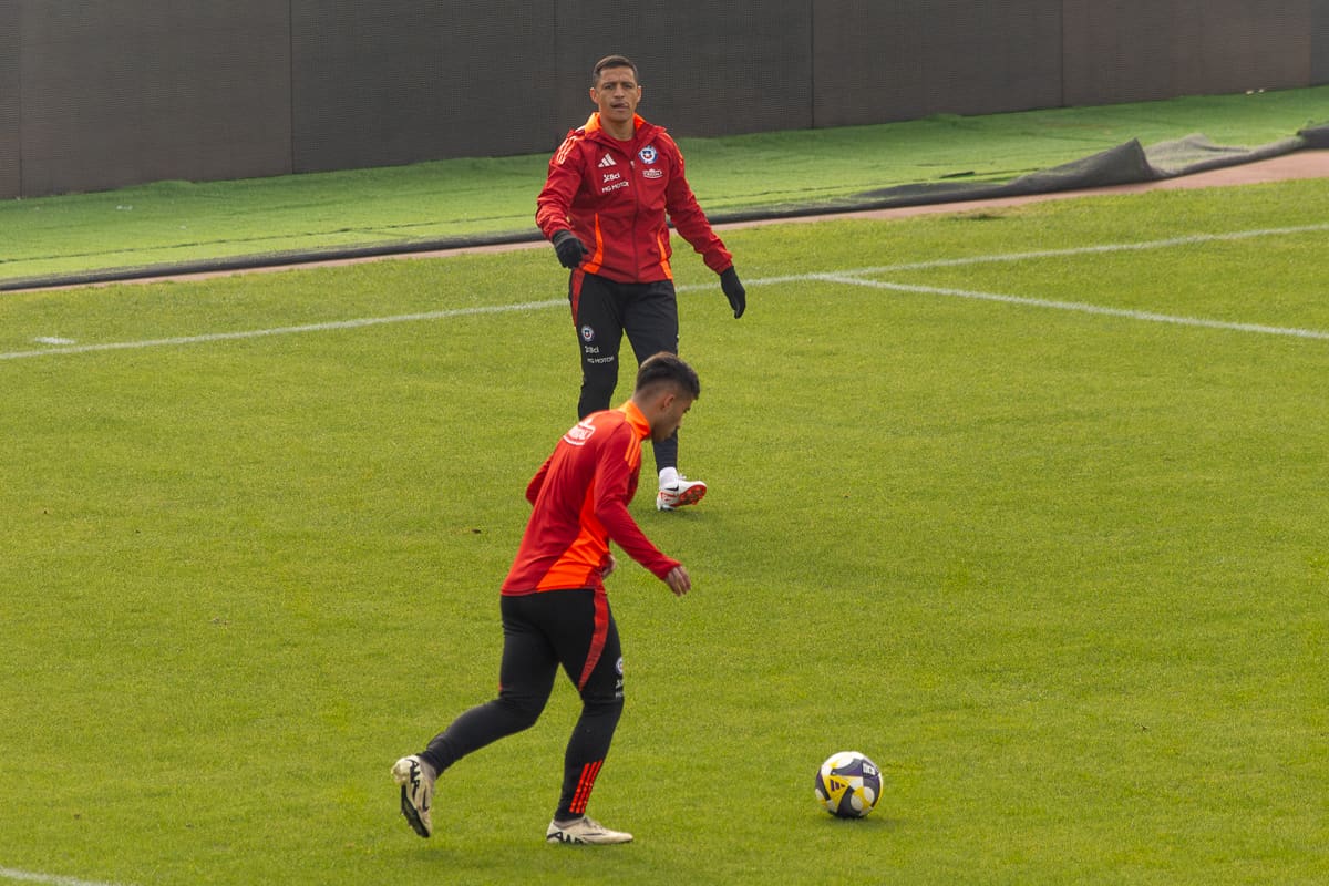 Alexis Sánchez y Lucas Assadi. Foto: Felipe Escobedo