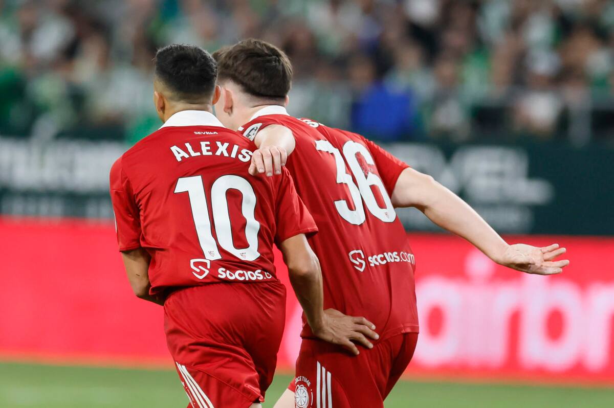 Celebran el descuento ante el Betis que nació tras asistencia del canterano y gran cabezazo del chileno. Foto: Agencia EFE.
