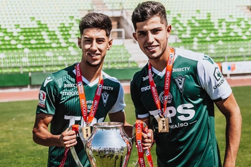 El delantero junto a Daniel González.