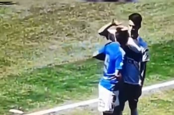 VIDEO | Pasó colado: la “cepillada de pelo” que Alfred Canales le hizo a Leandro Fernández en el Clásico
