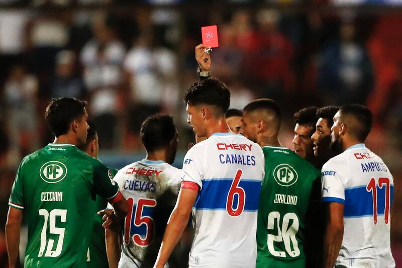 fue expulsado ante Audax Italiano y obligó a que la UC piense en otro hombre de corte (Foto: Aton)