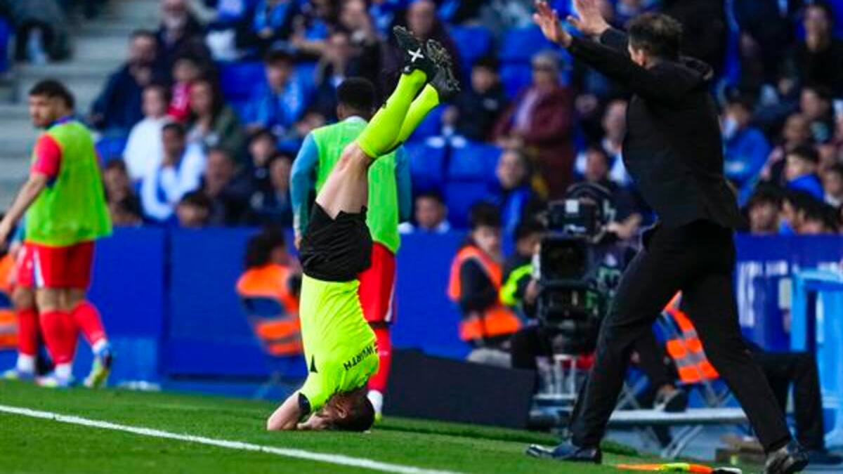Árbitro terminó “parado de cabeza” tras fuerte choque con jugador en España