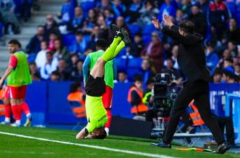 Árbitro terminó “parado de cabeza” tras fuerte choque con jugador en España