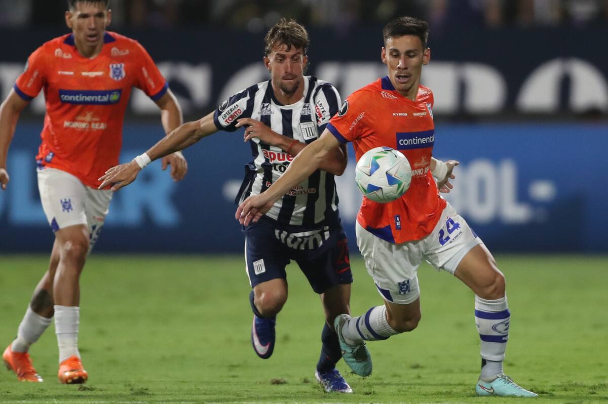 Los Íntimos quedaron fuera de la Copa Libertadores tras perder en el global 2-1 contra 2 de Mayo. Foto: EFE.