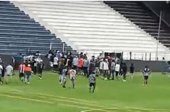 VIDEO | Caos en Perú: hinchas enfurecidos entran a la práctica de Alianza Lima tras demanda por abuso sexual