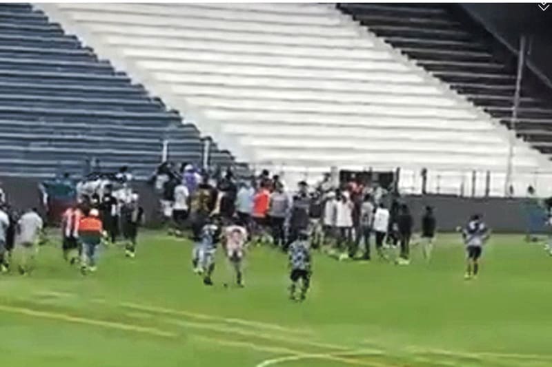 Hinchas íntimos irrumpen en una práctica del primer equipo.