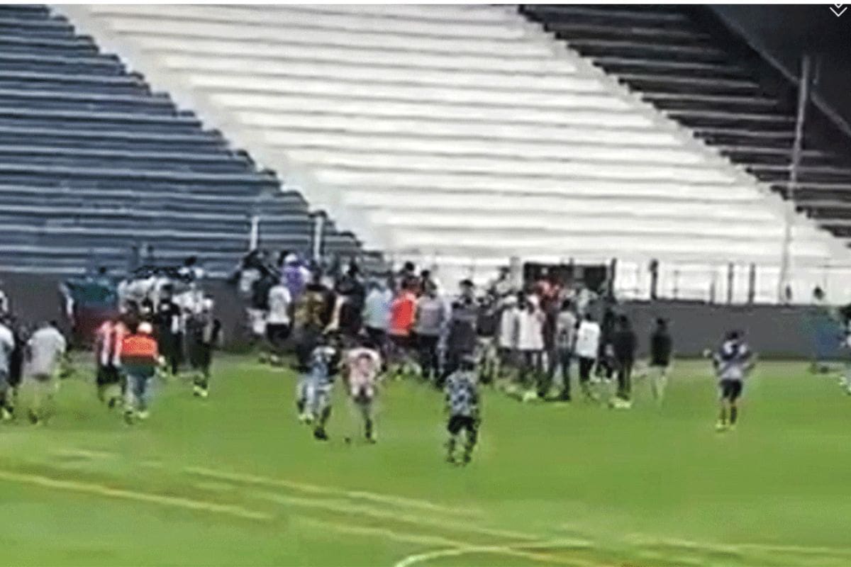 Hinchas íntimos irrumpen en una práctica del primer equipo.