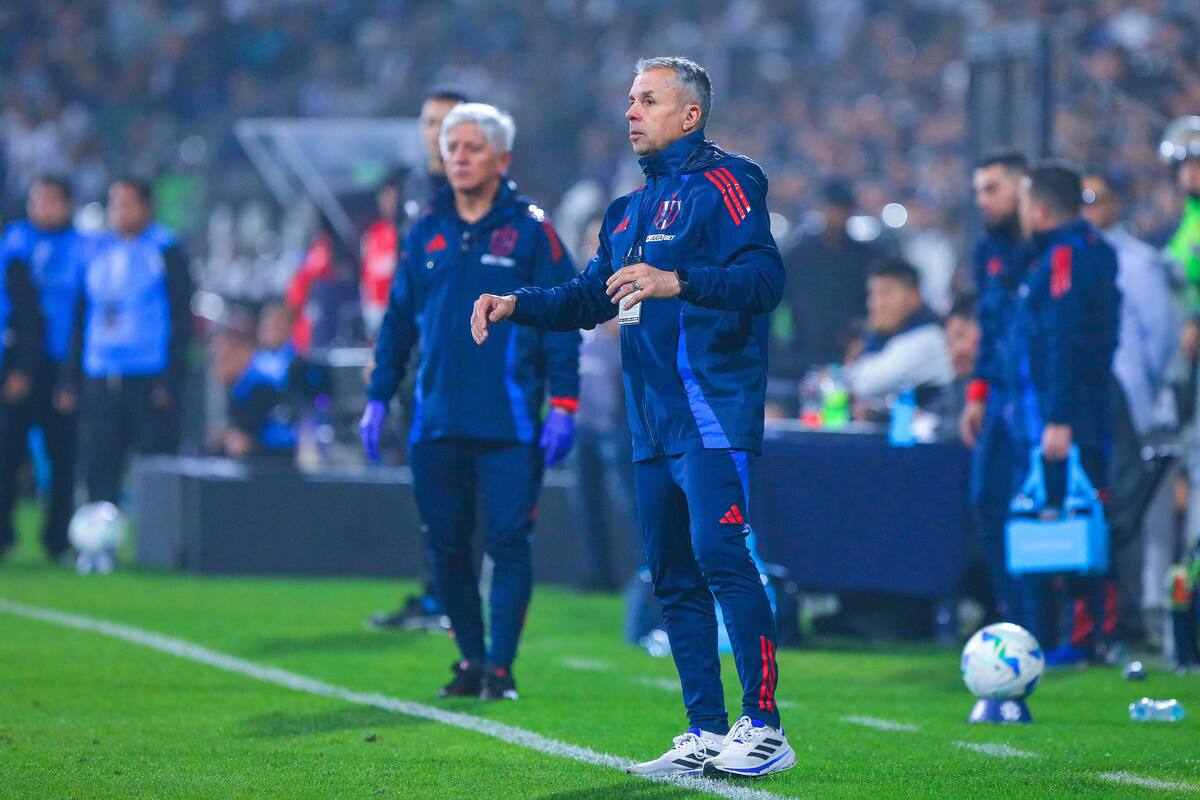 El entrenador de Universidad de Chile, Gustavo Alvarez, durante el partido de ida de los cuartos de final de la Copa Sudamericana.