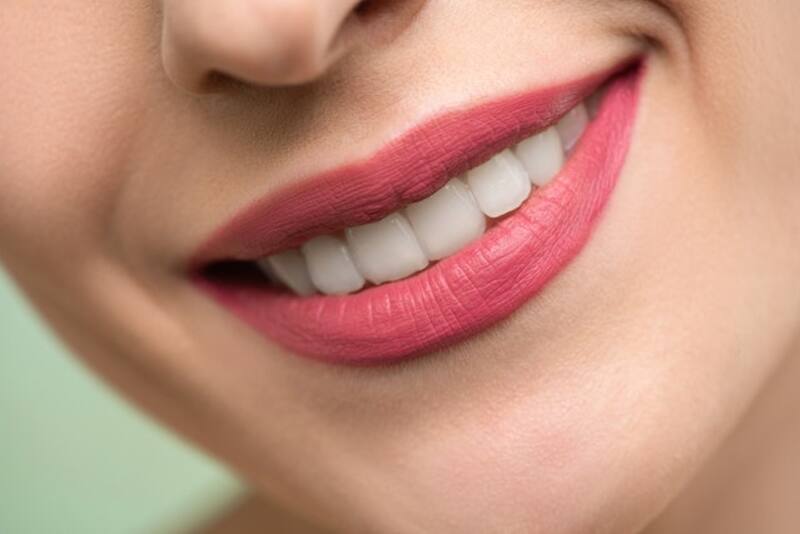 Estos alimentos ayudan a tener dientes blancos y sanos (Foto: Freepik).