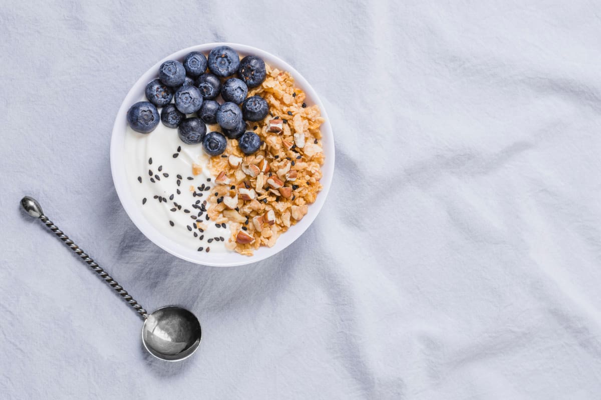 Descubre qué alimentos puedes incorporar a tu dieta para mejorar tu masa muscular.