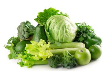 ¿Qué alimentos verdes se pueden consumir para controlar el azúcar en sangre?