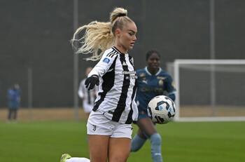 Alisha Lehmann palpita el inicio del verano con atrevida sesión en bikini