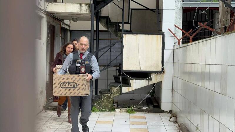 La PDI y la fiscal María José Aguayo allanaron el domicilio de Camila Polizzi en calle Orompello con Freire, en Concepción.