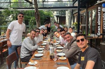 A puro festejo: cumpleaños, homenajes y almuerzos de camaradería marcan la intertemporada de Universidad Católica