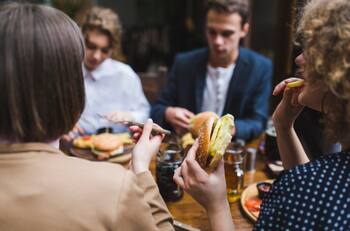 Desde $5 mil hasta $9 mil: Este es el ranking con las comunas más caras para almorzar en la RM