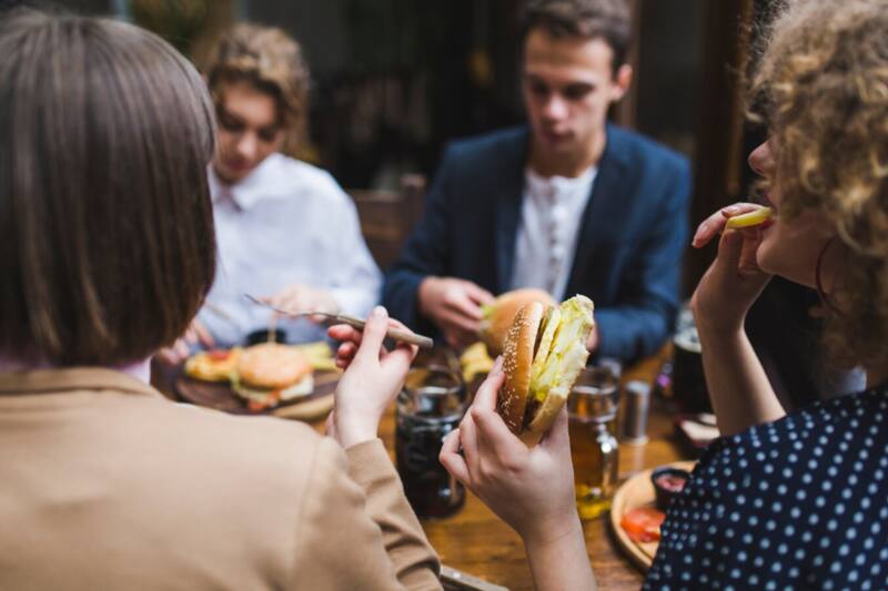 Estudio reveló cuáles son las zonas con los mejores precios para comer.