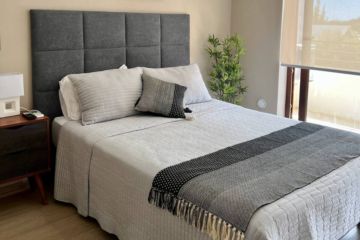 Este cómodo espacio está full equipado para que pases tus vacaciones con todas las comodidades que necesites. Créditos: Airbnb