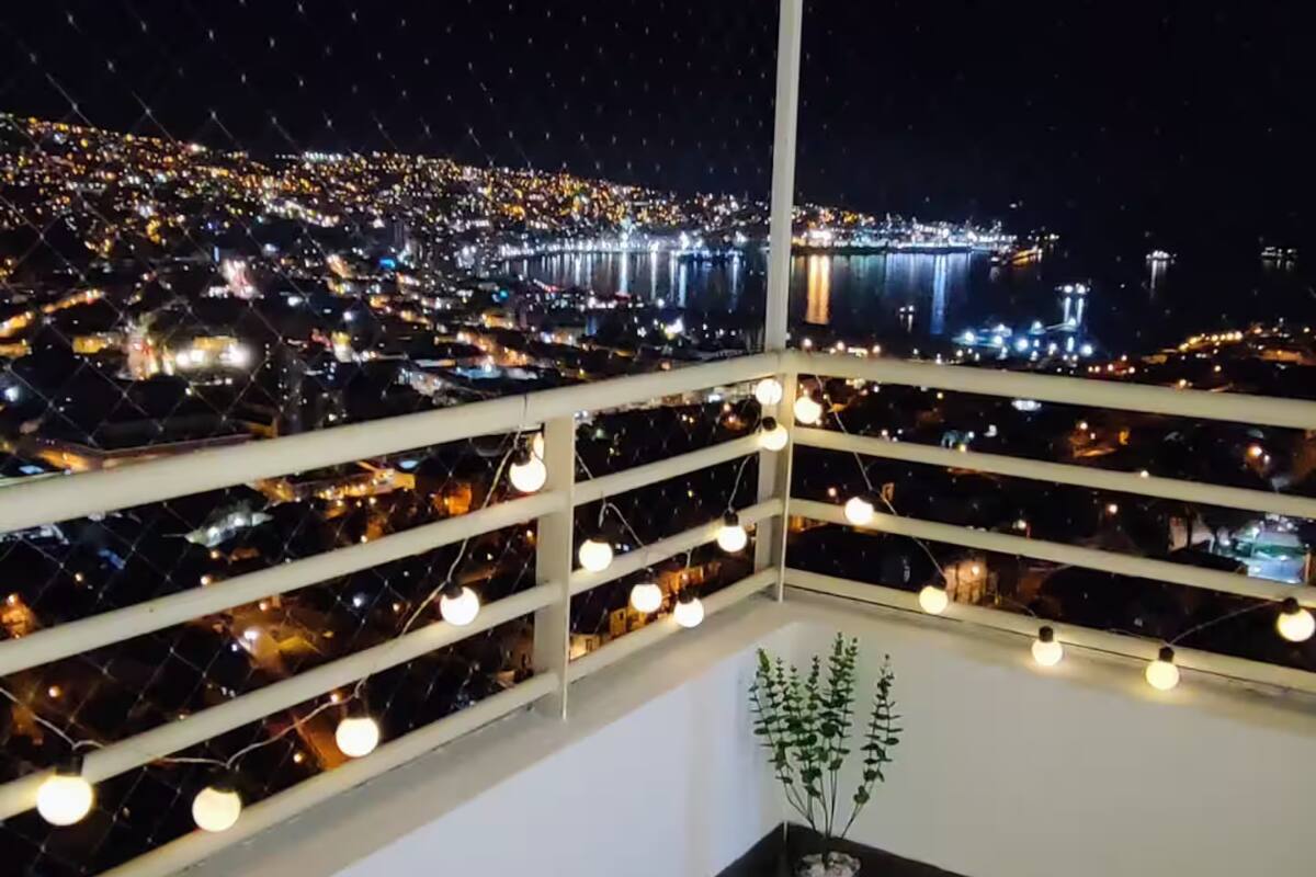Este departamento ofrece una vista privilegiada al mar y a la ciudad. Créditos: Airbnb.