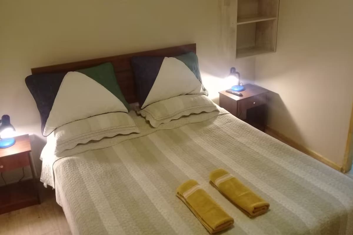 Esta opción solo incluye el arriendo del dormitorio con baño privado, además de acceso a otras áreas comunes del hogar. Créditos: Airbnb.