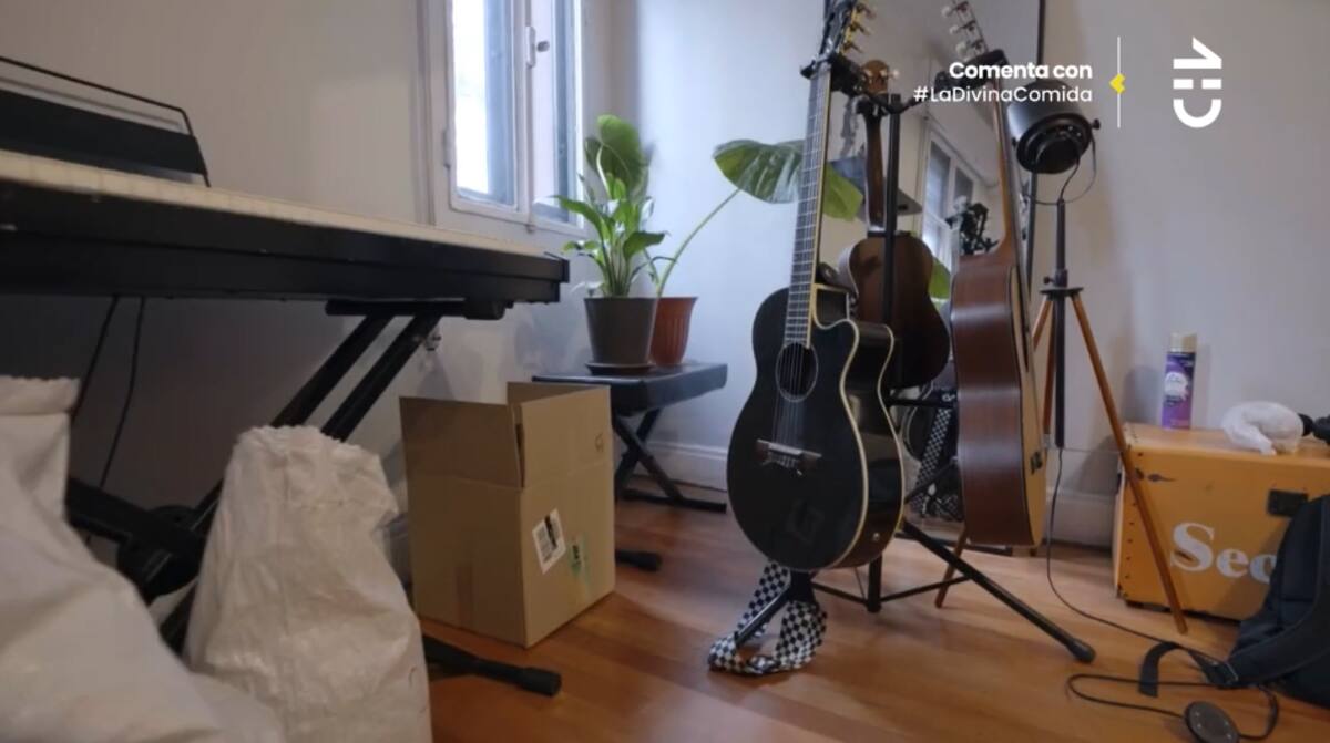 Alonso Quintero mostrós sus instrumentos musicales.