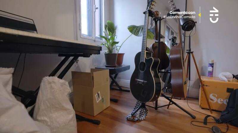 Alonso Quintero mostrós sus instrumentos musicales.