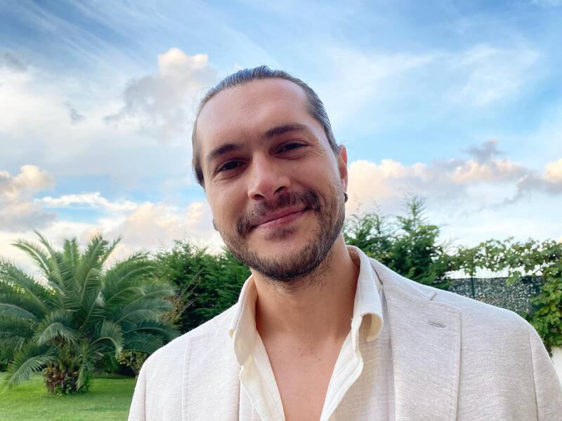 es Metin Ali en "Ceniza" de Netflix