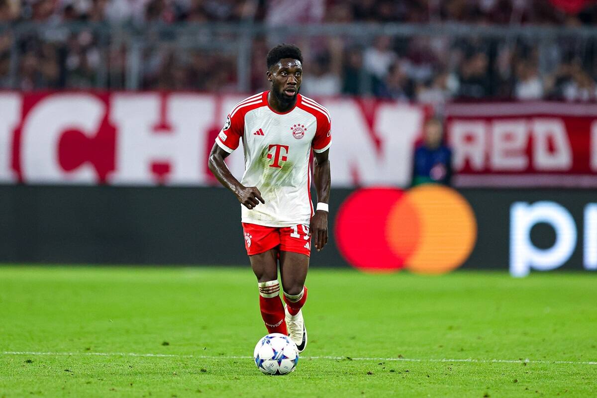 Alphonso Davies está en el ojo del huracán en Alemania.