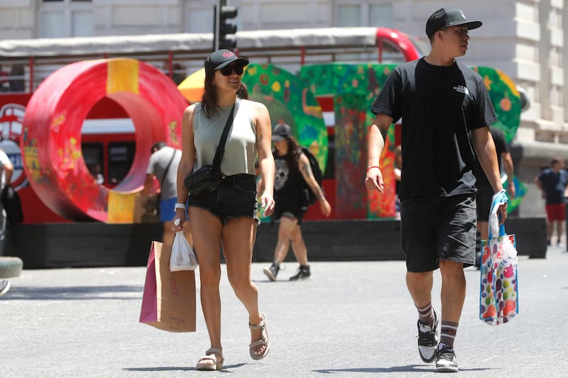 Las compras de los últimos regalos deberán hacerse bajo intensas máximas de hasta 34°C en algunas regiones del país. Créditos: Jonnathan Oyarzun/Aton Chile.