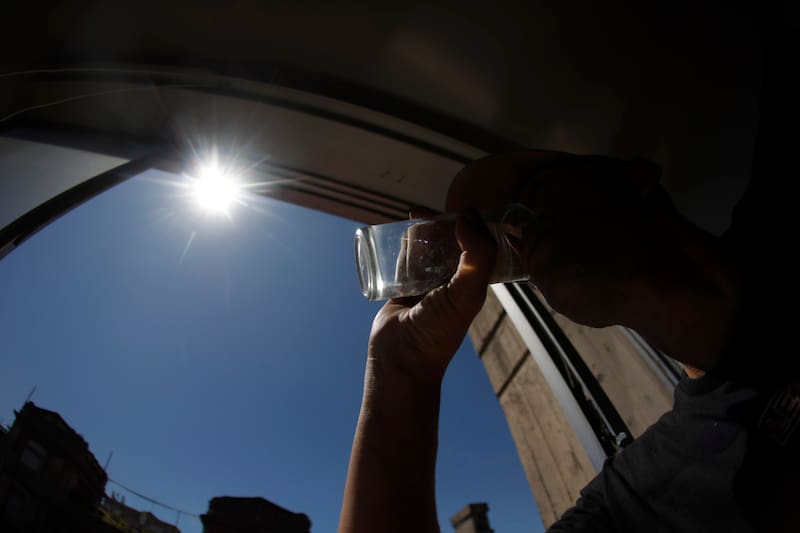 Luego del alza en los termometros de este miércoles, en los próximos días el panorama podría cambiar radicalmente en la Región Metropolitana. Créditos: Raul Bravo/Aton Chile.