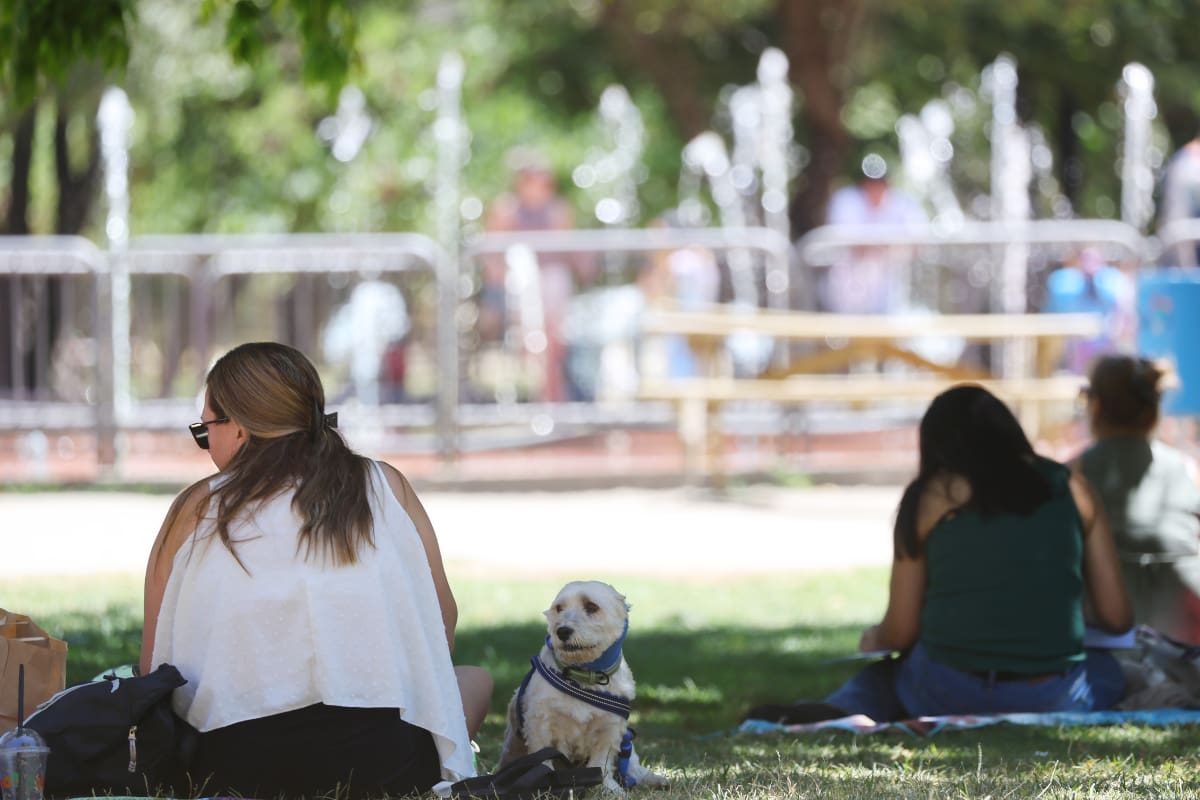La DMC decretó un aviso por las máximas que se esperan entre lunes y miércoles, mientras que durante el martes esta se elevará a alerta por el calor extremo que habrá durante la jornada. Créditos: Jonnathan Oyarzun/Aton Chile.