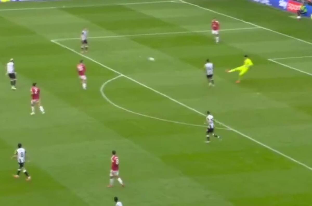No hay caso: arquero suplente del Manchester United regaló un gol igual que Onana