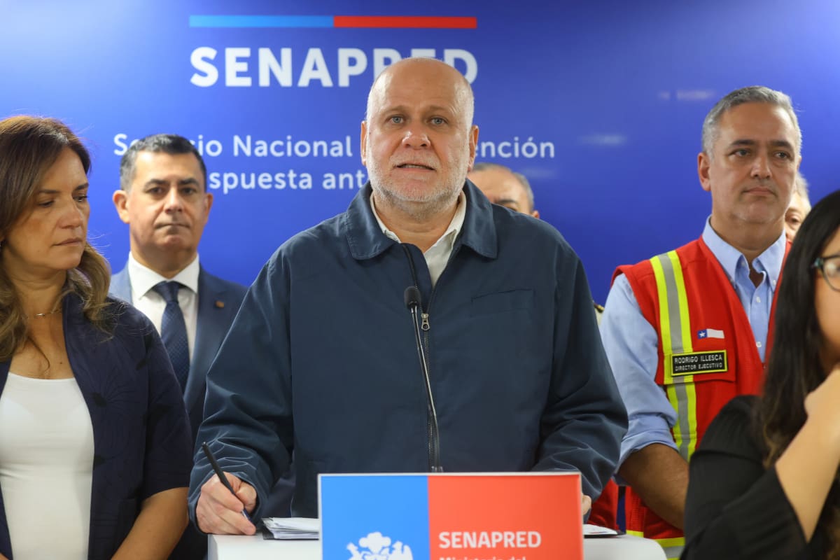 El ministro del Interior estuvo a cargo de entregar el último reporte respecto a la condición actual de los incendios que afectan al sur de Chile. Créditos: Jonnathan Oyarzun/Aton Chile.