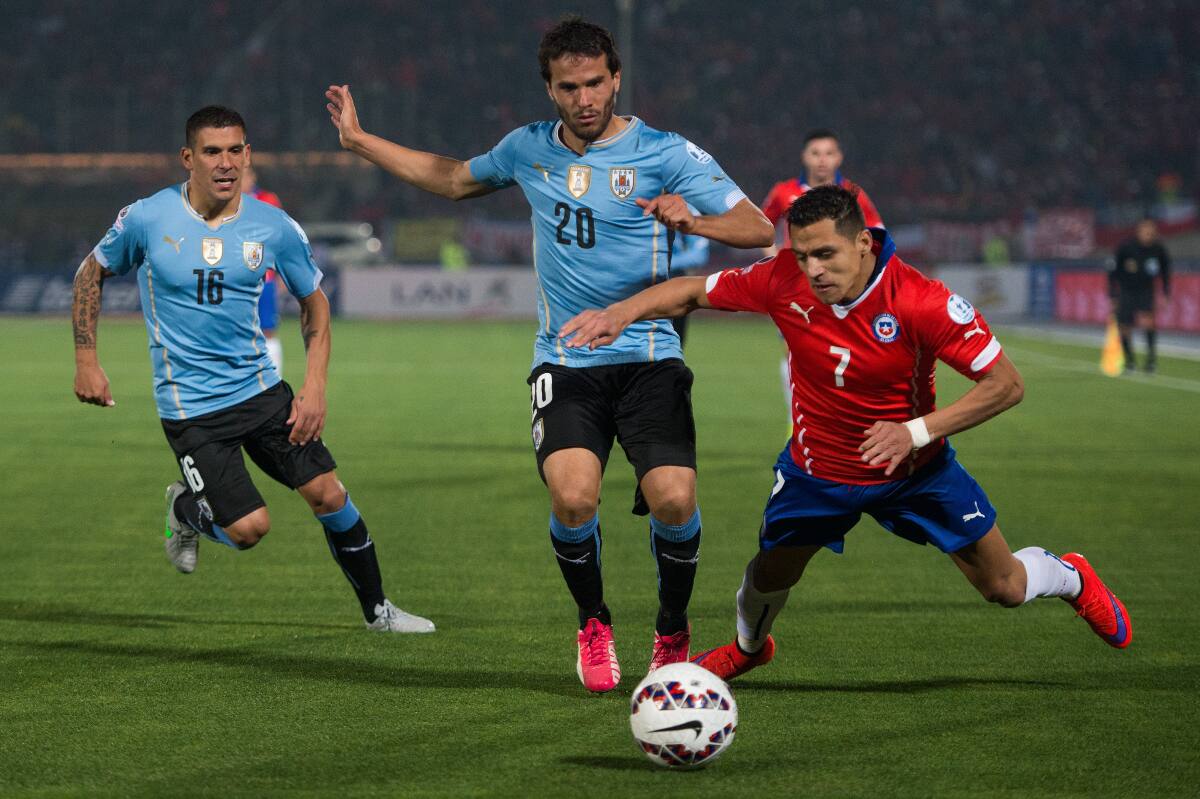 jugando por Uruguay ante La Roja en la Copa América de 2015 (Foto: Aton)