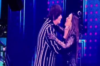 ¿Pareja a la vista? Myriam Hernández y Álvaro Henríquez protagonizan romántico encuentro en el Estadio Nacional