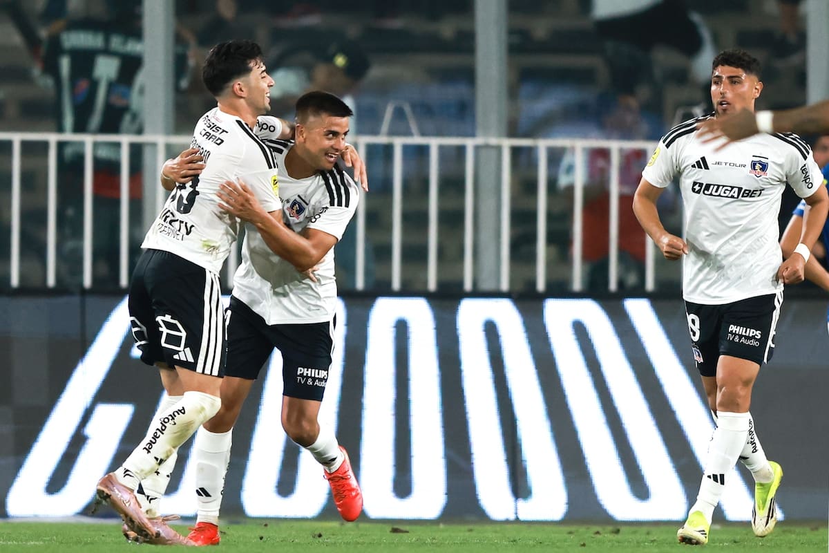 El mediocampista celebrando su gol en Colo-Colo.