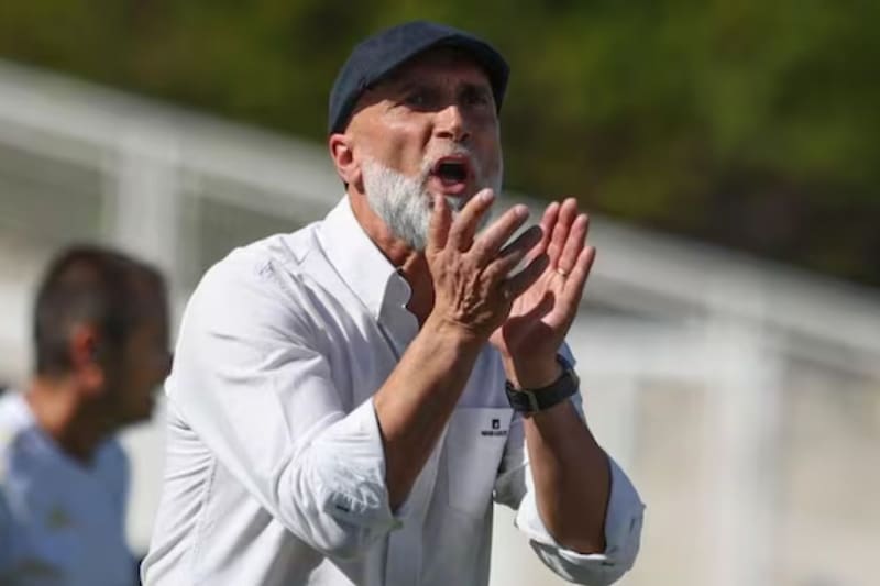 Álvaro Pacheco, nuevo entrenador de Vasco da Gama tuvo que dar explicaciones por la larga ausencia de Gary Medel. Foto: EFE.