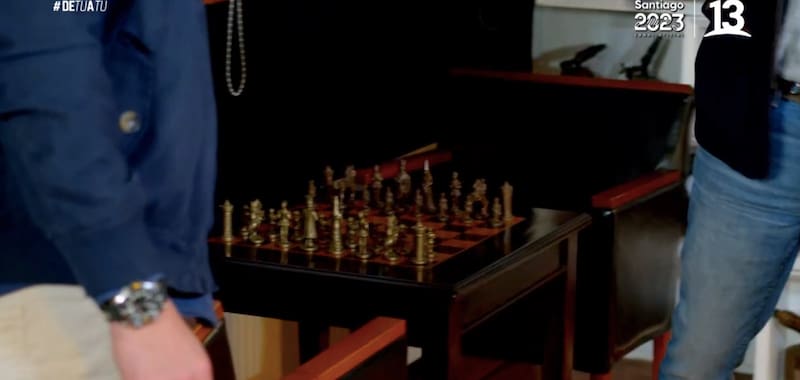 El juego de ajedrez que mantiene en su oficina / Canal 13