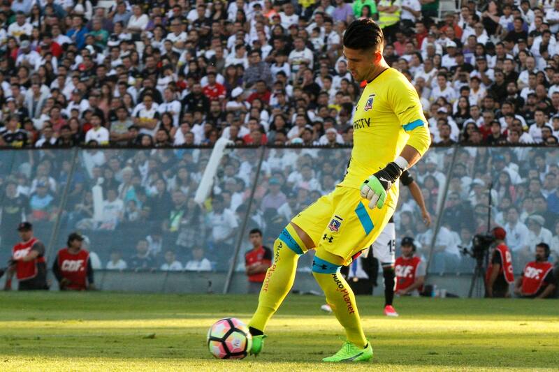 jugando por Colo Colo en el Estadio Monumental.