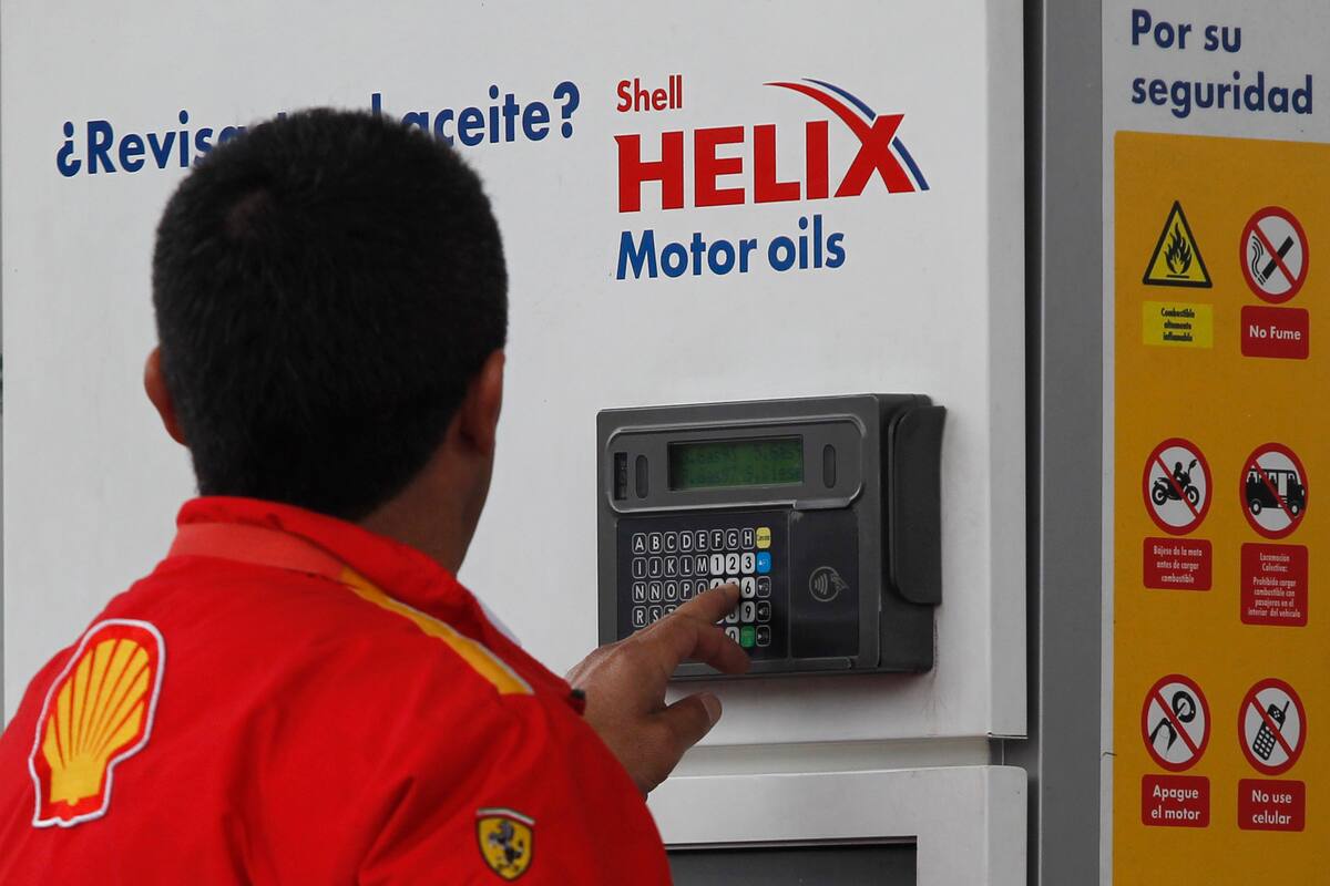 El precio de las bencinas este jueves podría incrementarse en 30 pesos. Crédito: Agencia Aton.